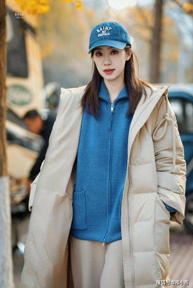 看了张小斐穿搭，我悟了：羽绒服不配牛仔裤、短靴，才更高级时髦