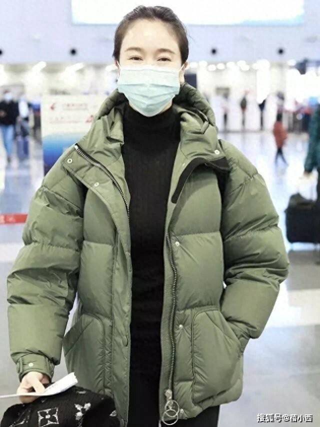 左小青又带火了秋冬新穿搭：羽绒服+小黑裤+马丁靴，时髦又高级