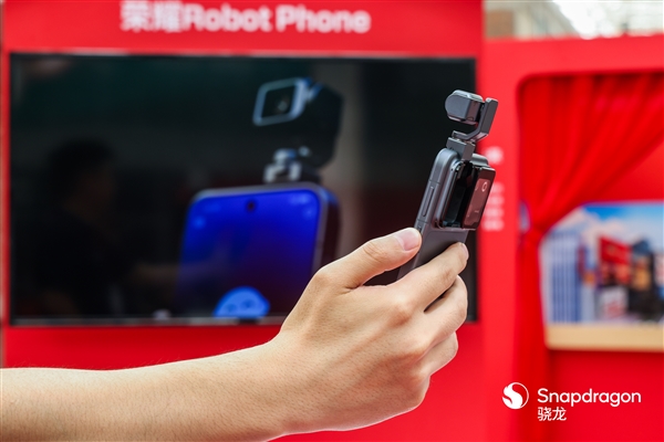 全球首款机器人手机 荣耀Robot Phone高清真机图出炉:颠覆传统形态