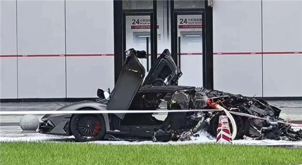 街头惊魂！广州天河一辆兰博基尼突发起火 多声爆响吓坏路人