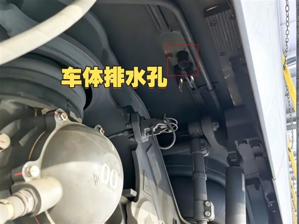 官方揭秘：高铁动车组车头两侧的小圆孔是干啥的