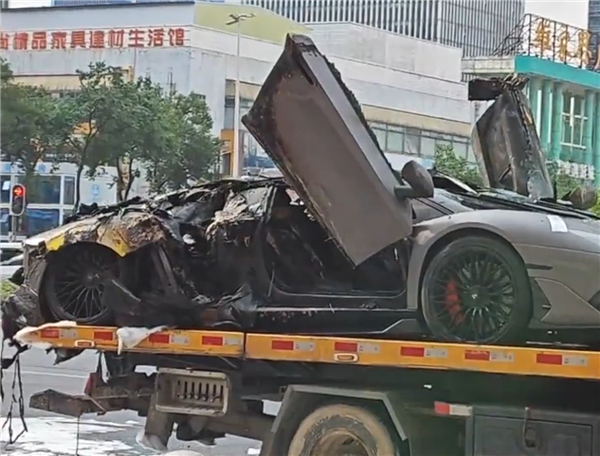 国内落地价或达千万元！一辆兰博尼基大牛当街起火烧成空壳
