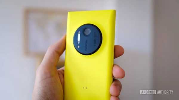 翻出13年前的Lumia 1020 开机开了10分钟 居然还能用
