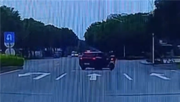 SUV突然横跨三车道右转 直行摩托车躲闪不急碰撞：骑手无了