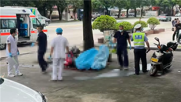 SUV突然横跨三车道右转 直行摩托车躲闪不急碰撞:骑手无了