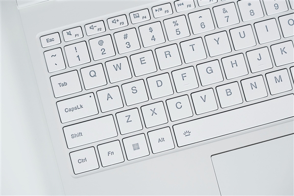 RTX 5070独显+300Hz高帧屏！七彩虹iGame M15 Origo图赏