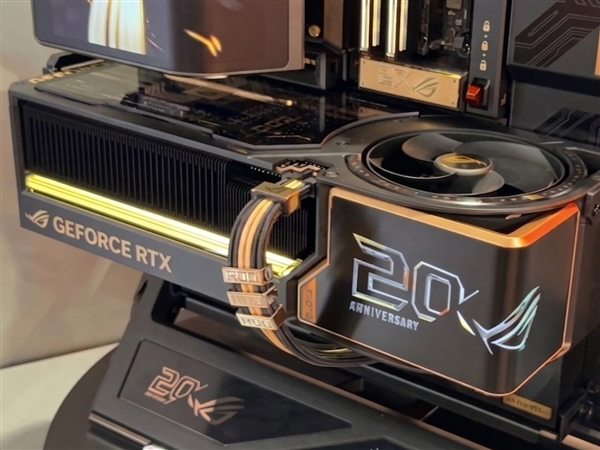 ROG夜神RTX 5090 20周年纪念卡发布：4槽巨兽解锁800W！
