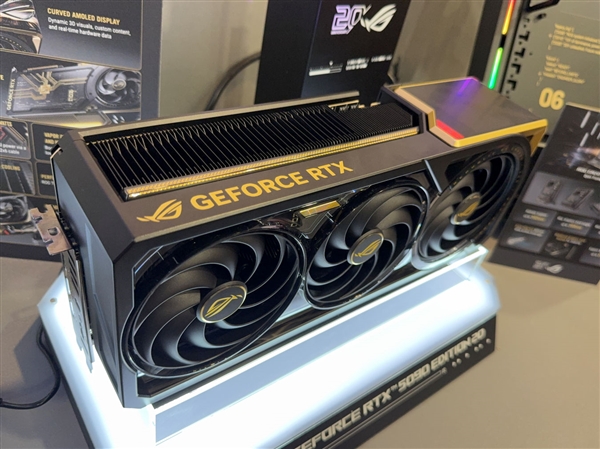 ROG夜神RTX 5090 20周年纪念卡发布：4槽巨兽解锁800W！