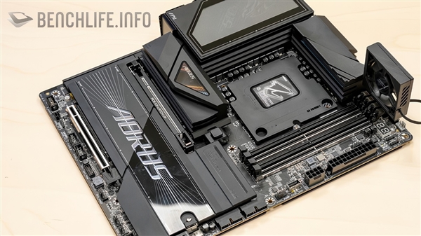 三个8-pin供电！技嘉首款Z990主板亮相：为Intel 52核桌面怪兽铺路