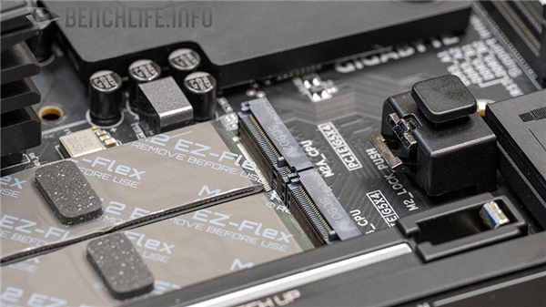 三个8-pin供电！技嘉首款Z990主板亮相：为Intel 52核桌面怪兽铺路