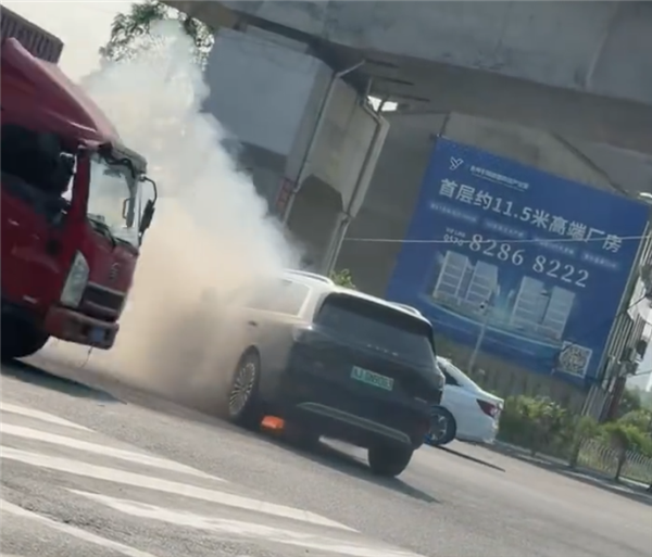 问界回应M9道路中间起火:前车掉落金属部件拖行后致起火 非车辆自身导致