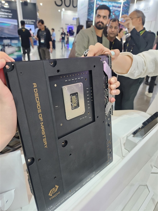 华擎太极10周年!X870E/Z890纪念版主板亮相:反光材质颜值拉满