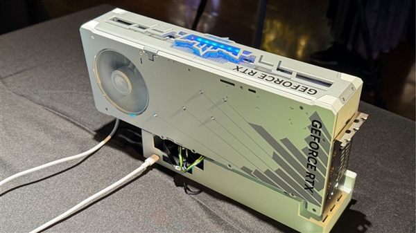 奢侈品级硬件!影驰展示RTX 6090概念卡:镶嵌施华洛世奇水晶