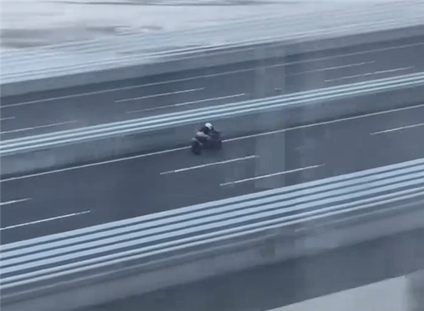 摩托车狂飙超280km/h与高铁并驾齐驱 交警回应:正在处置中