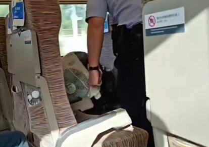 高铁乘客突然拿出台式电风扇吹风被劝阻 12306回应：能带但不能用