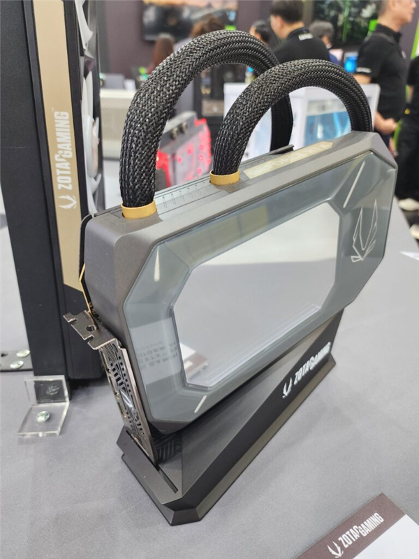 索泰展示两款RTX 5080液冷原型显卡：分体水冷头版与360mm AIO版亮相