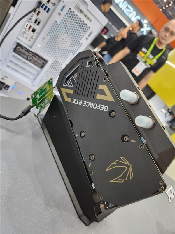 索泰展示两款RTX 5080液冷原型显卡：分体水冷头版与360mm AIO版亮相