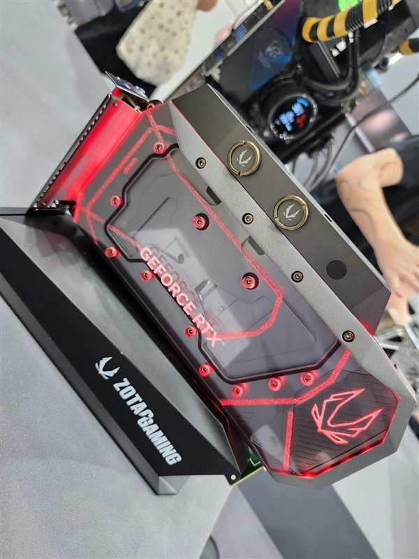 索泰展示两款RTX 5080液冷原型显卡：分体水冷头版与360mm AIO版亮相