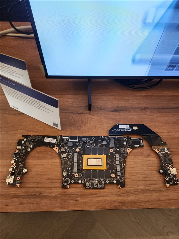 英伟达首款Windows专用处理器RTX Spark实物曝光:买显卡送CPU、附赠8颗内存