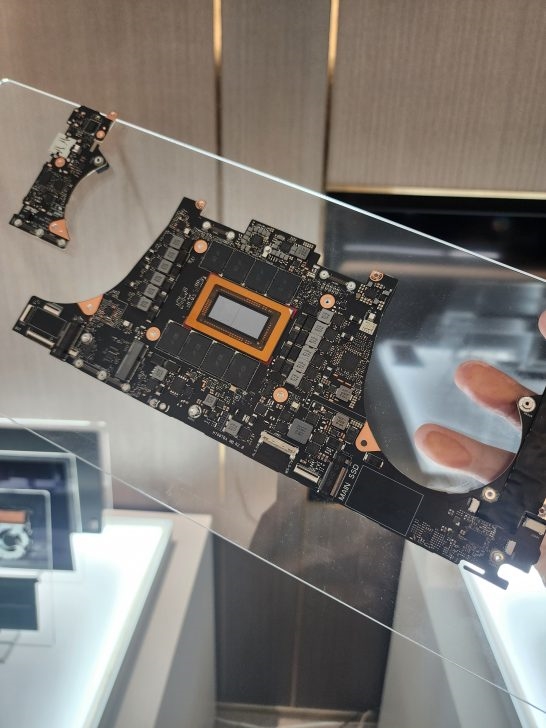 英伟达首款Windows专用处理器RTX Spark实物曝光：买显卡送CPU、附赠8颗内存