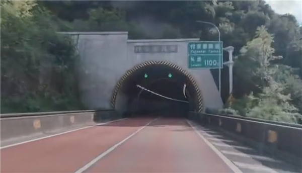 超越人眼!华为智驾百公里时速进隧道:遇故障车秒切车道