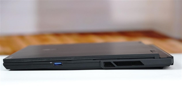 长江PC42Q SSD加持!雷神Zero Air 15笔记本图赏