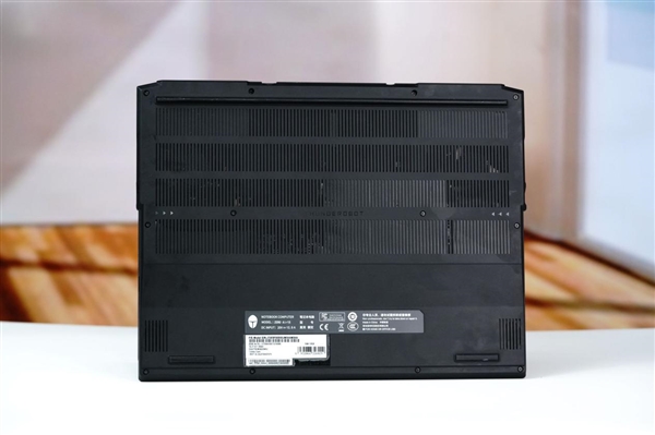 长江PC42Q SSD加持!雷神Zero Air 15笔记本图赏