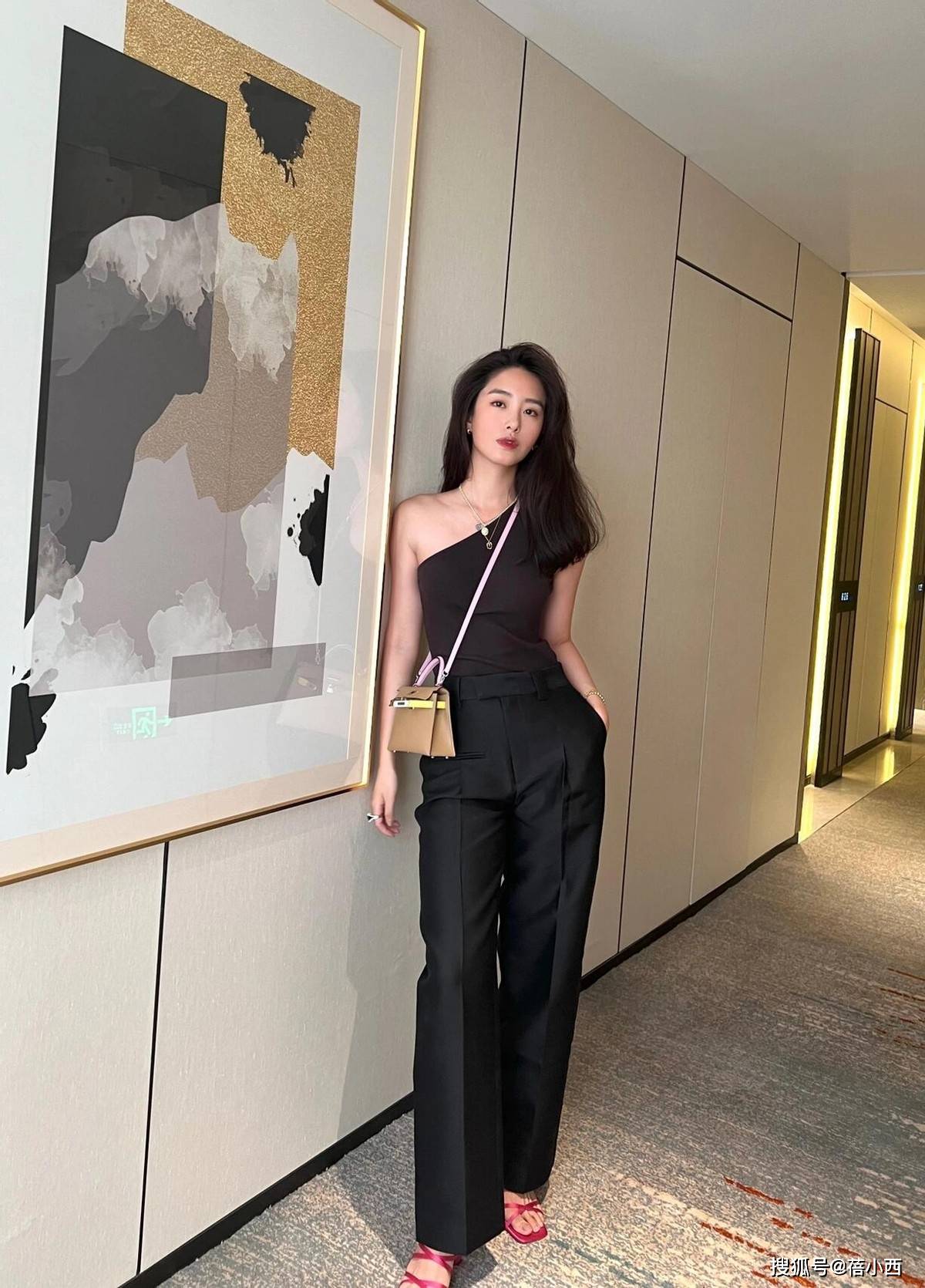 “杨采钰”不愧是富商的老婆，穿斜肩背心+阔腿裤，简约却显高级