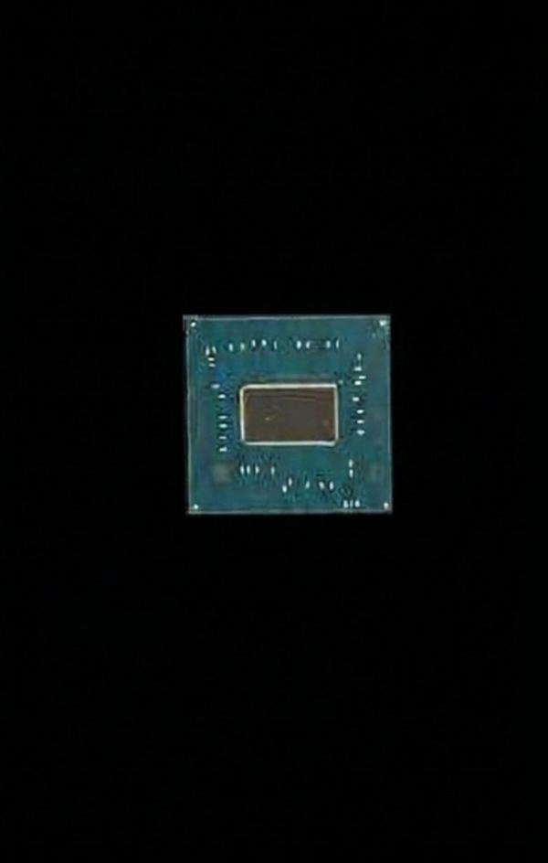 Intel Z990芯片组首张照片曝光！面积小22%、满载PCIe 5.0功耗14W