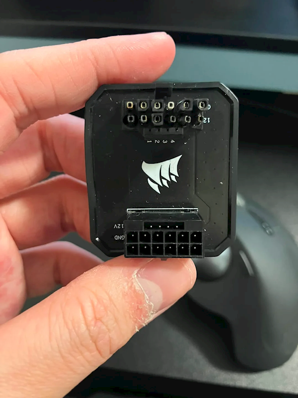 号称耐105℃的供电转接头都融化了！烧毁公版RTX 4090
