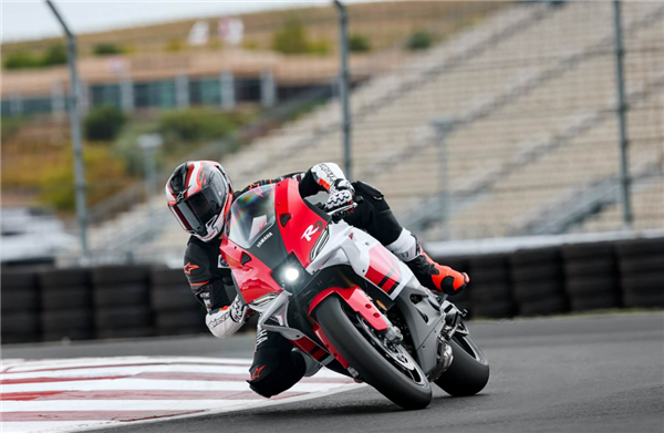 雅马哈发布2026款YZF-R9仿赛摩托：890cc三缸13.98万起
