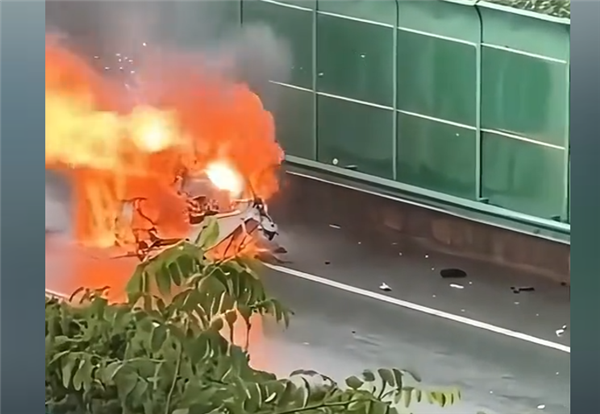 鸿蒙智行辟谣!6月16日云南昆明高速事故车辆并非旗下车型 豆包生成系谣言