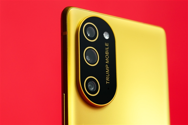 特朗普手机T1套娃两年前的HTC 博主:难怪总统自己用iPhone