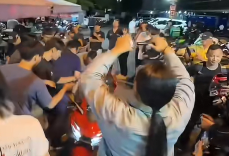 无法上牌骑行！台湾首辆张雪机车亮相街头：连巡警也忍不住合影