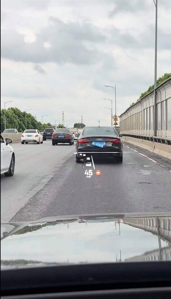 长沙一奥迪车挂润A88888上路被举报!交警:记9分、罚款200元