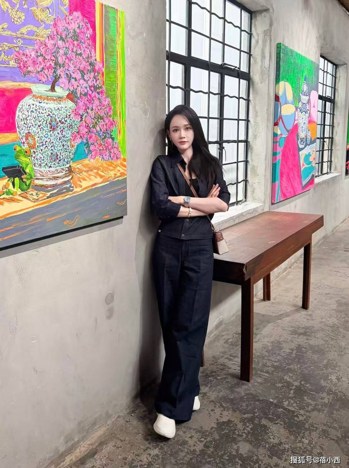 陈乔恩去看展带火了一种新穿法:“牛仔衬衫+牛仔裤”，时髦又高级