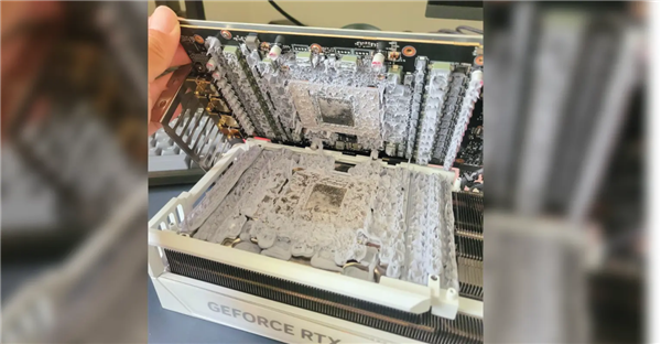 RTX 5090用一年拆开后惨不忍睹:导热凝胶大面积溢出布满PCB!
