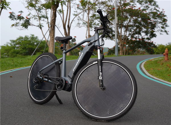 轮圈就是充电站!全球首款量产太阳能电单车发布:续航达193km