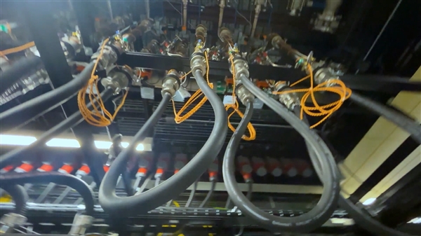 NVIDIA首创全液冷AI工厂:45℃比温泉还烫!但零耗水