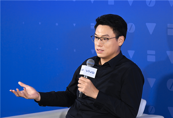 存储疯涨下 7999元X Fold6杀疯!vivo黄韬:对新机销量有信心 比上代至少30%增长