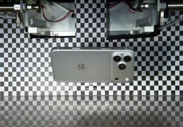 iPhone 18 Pro Max真机首次泄露:横向大矩阵镜组+全新深空灰配色