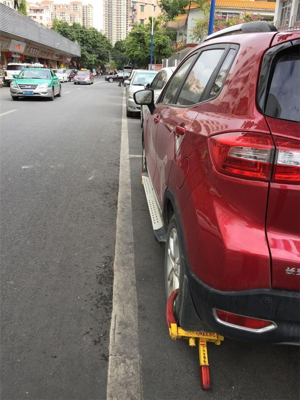 路边的停车位 到底该不该交钱?
