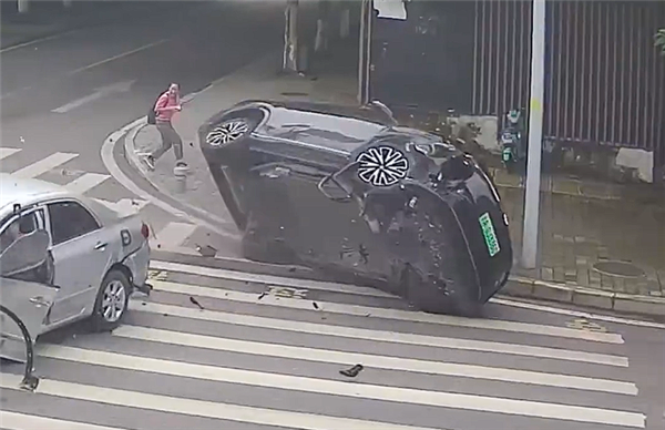 司机为赶时间急速逆行撞车 腾空翻滚四脚朝天差点砸到路人