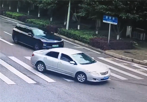 司机为赶时间急速逆行撞车 腾空翻滚四脚朝天差点砸到路人