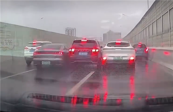 雨天路滑谨慎驾驶:高架上六辆车挤作一团!