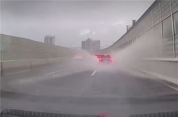 雨天路滑谨慎驾驶:高架上六辆车挤作一团!
