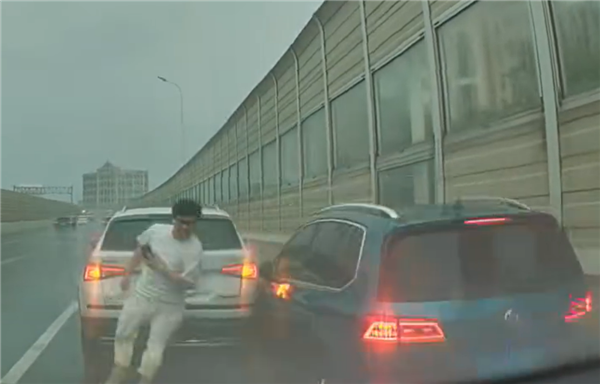 雨天路滑谨慎驾驶:高架上六辆车挤作一团!