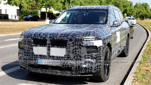宝马首款纯电SUV iX7谍照曝光:翼片式门把手一碰就开 大屏还能玩游戏