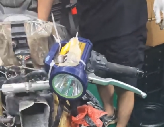 张雪工厂连夜翻新叙利亚风格机车:小伙把车头撞没了竟绑手电筒照路