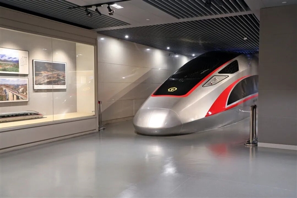 1:1还原的复兴号被停到博物馆里了!观众可免费预约体验高铁驾驶